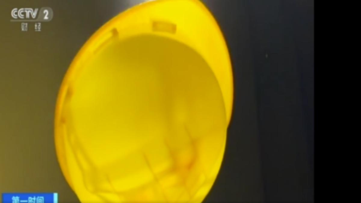 合格的安全帽應由玻璃鋼製成，具有耐高溫腐蝕和高強度等優點，但為了追求低價，一些工廠生產混合回收材料的「假安全帽」，並偽造合格證書，大賺黑心錢。（圖／央視）
