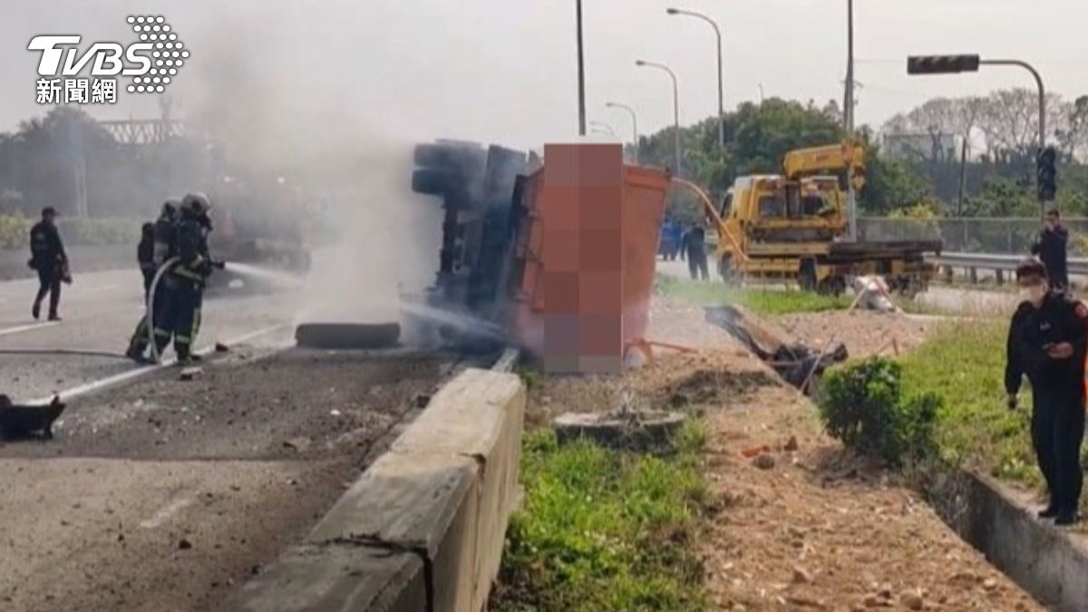 快訊/國1砂石車爆胎撞護欄躺路肩 「狂竄火光」駕駛嚇壞