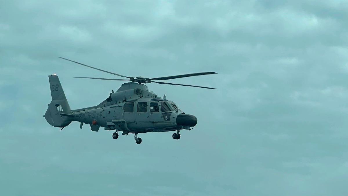 一架中國海軍直升機，在南海黃岩島水域上空，近逼一架菲律賓公務巡邏機，讓菲方機上人員不禁直呼「Oh my God ！」。（圖／美聯社）