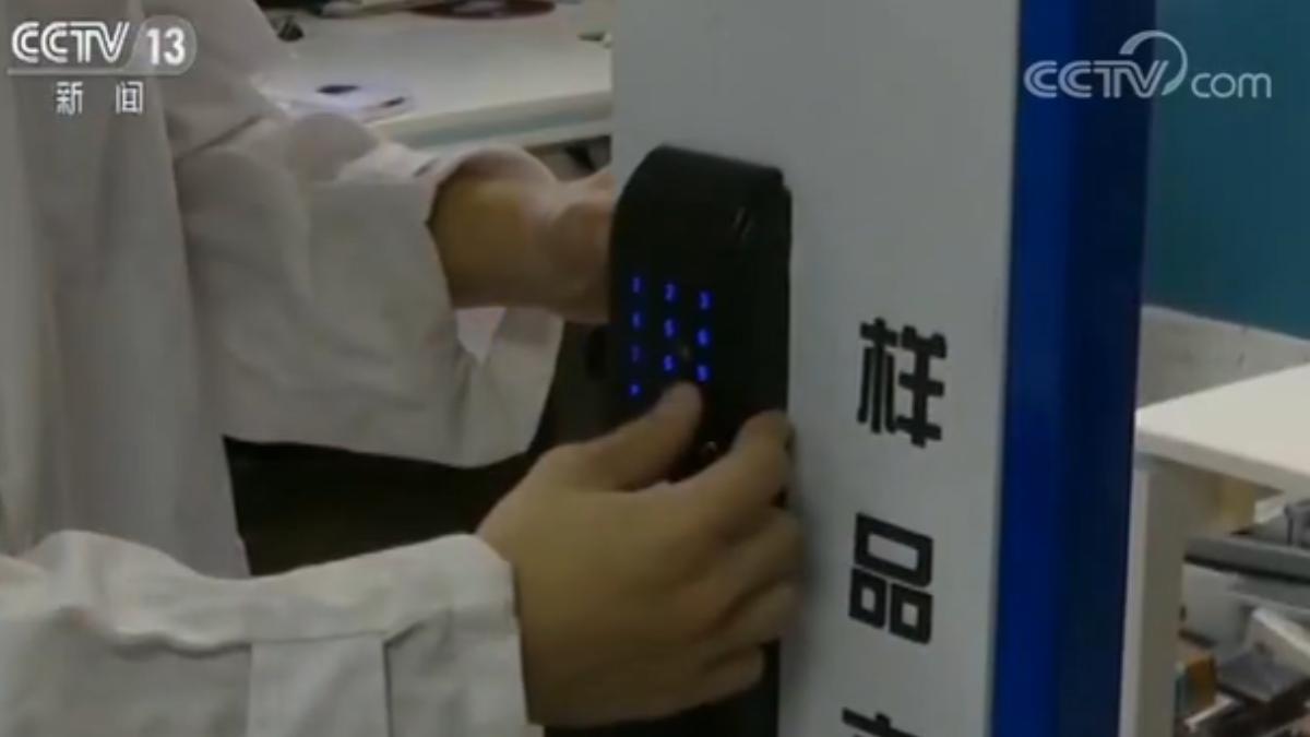 南韓消費者保護院檢測10款大陸製造的電子門鎖,發現其中三款在高溫下緊急手動開關會融化,而另外五款使用充電電池的產品,在尚未達到火警測試溫度前就已經爆炸。(圖/央視)