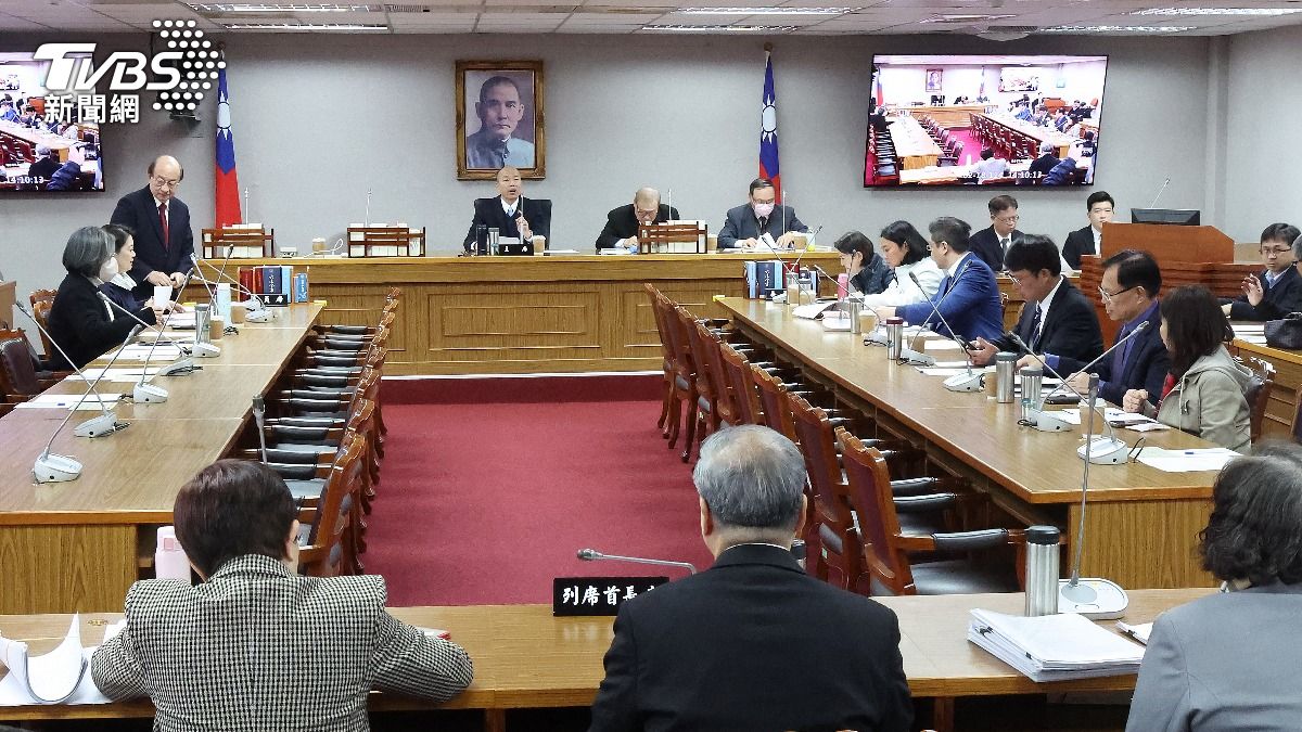 立法院長韓國瑜（後中）18日針對114年度中央政府總預算和朝野黨團協商。（圖／中央社）