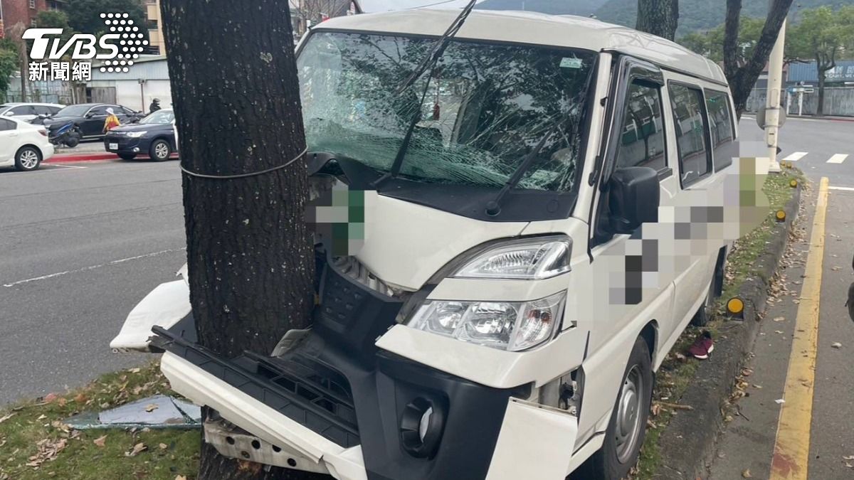 接送車撞樹!88歲婦洗腎返家骨折慘死 駕駛起訴