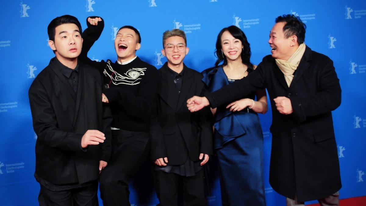 胡瑋杰(左起)、黃冠智、導演朱平、范瑞君、鄭志偉連袂現身《愛作歹》在柏林影展的首映。(圖/范瑞君提供)