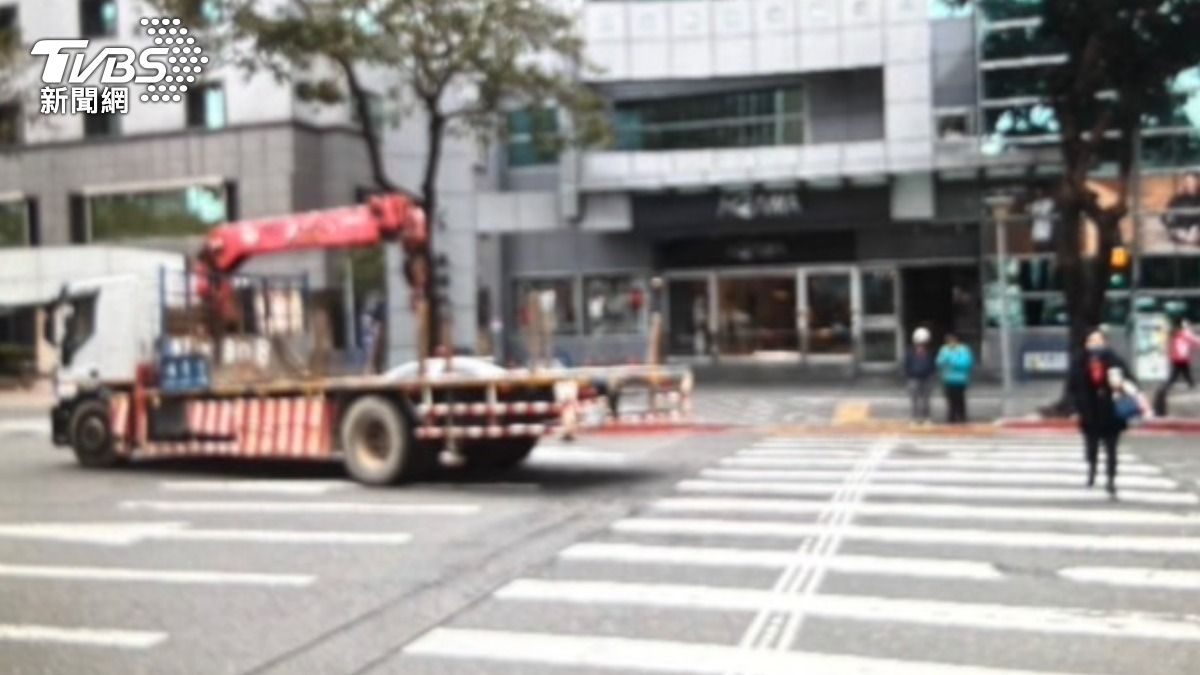 肇事貨車與路口。(圖/TVBS)