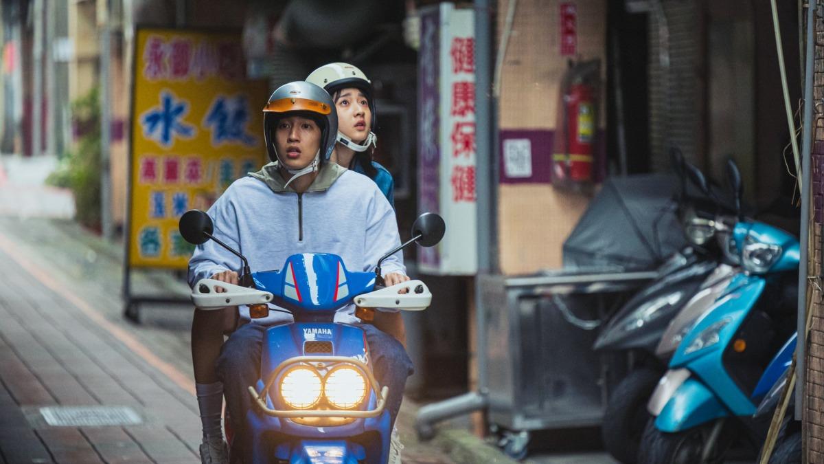 婁峻碩與李沐第三次大銀幕合作,終於轉成正式情侶。(圖/華映提供)
