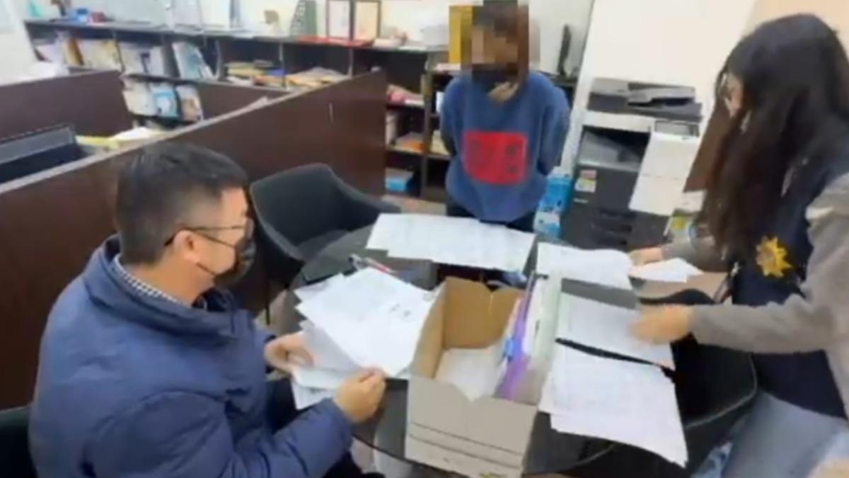 檢警清點證物。(圖/TVBS)
