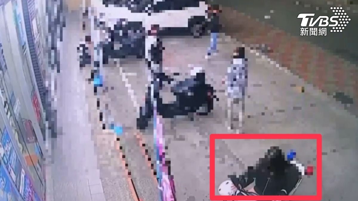 熱褲妹腿一跨坐上機車並作勢騎走。(圖/TVBS)