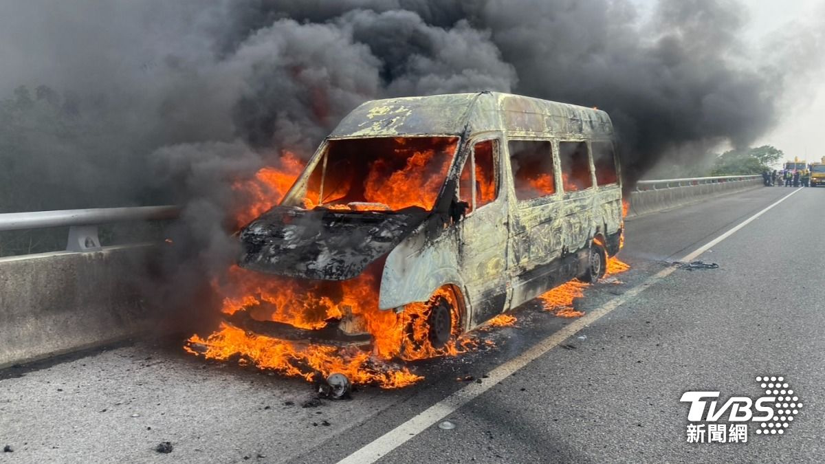 快訊/車開一半冒白煙!國1北上新營段小巴陷火海 6人急逃