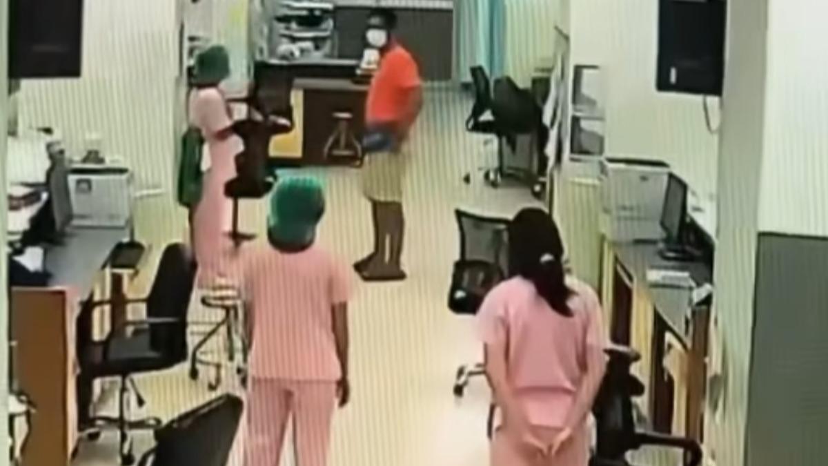 男子打巴掌的力道大到被打的護理人員帽子當場飛落。（圖／翻攝自Facebook@ดร. ธนกฤต จิตรอารีย์รัตน์）