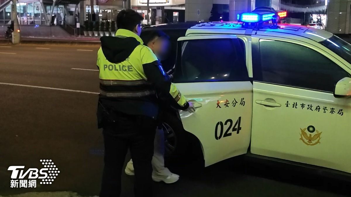 大安分局敦南所警方將陳男帶回派出偵辦。(圖/TVBS)