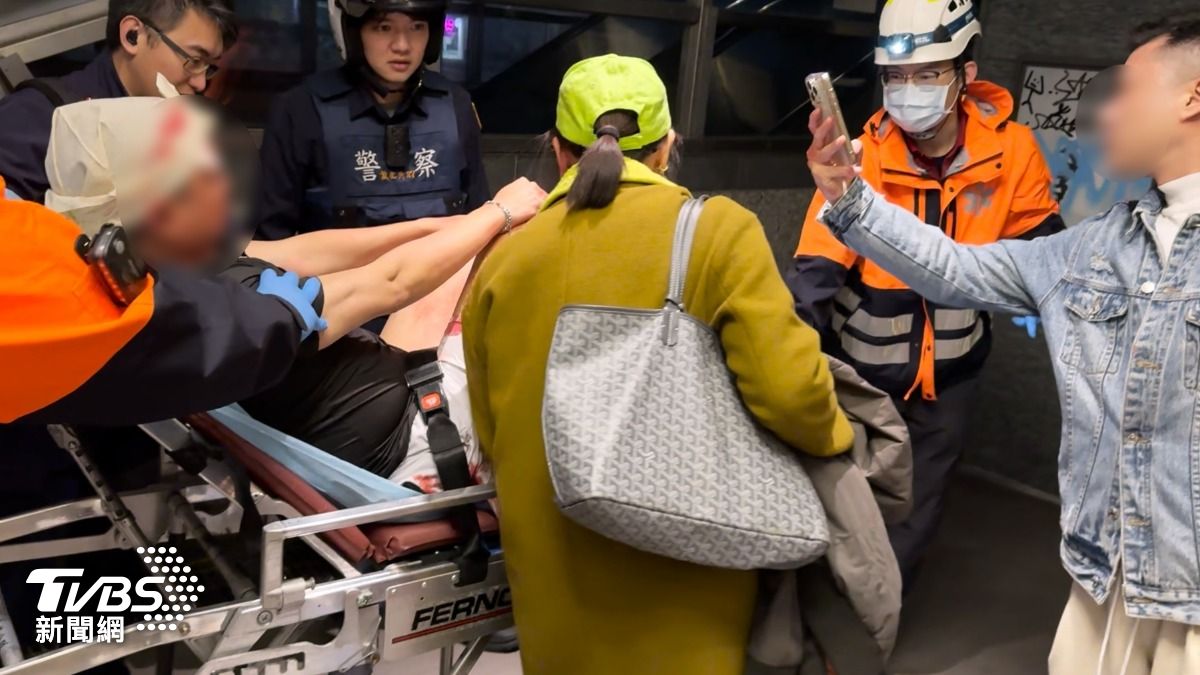樂極生悲？歡唱口角演變成鬥毆濺血　狂男打爆醉漢頭再拍照留念