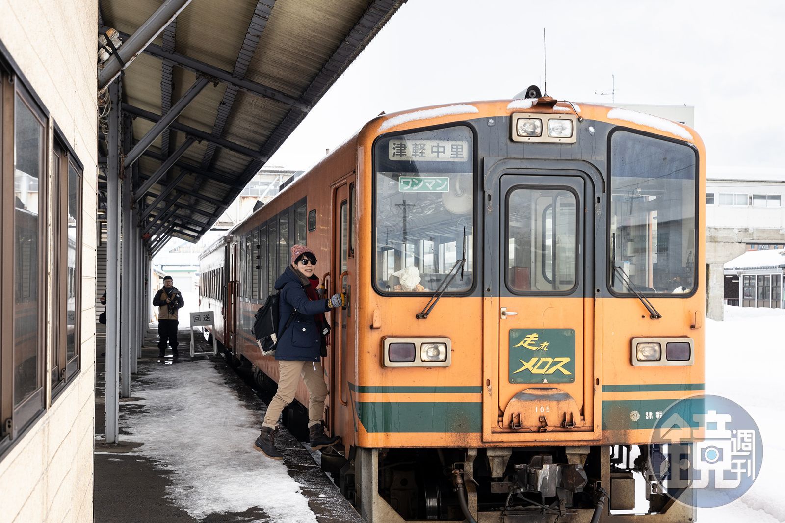 保有昭和時代懷舊氛圍的暖爐列車,在每年的12月至隔年3月底運行。(圖/鏡週刊)