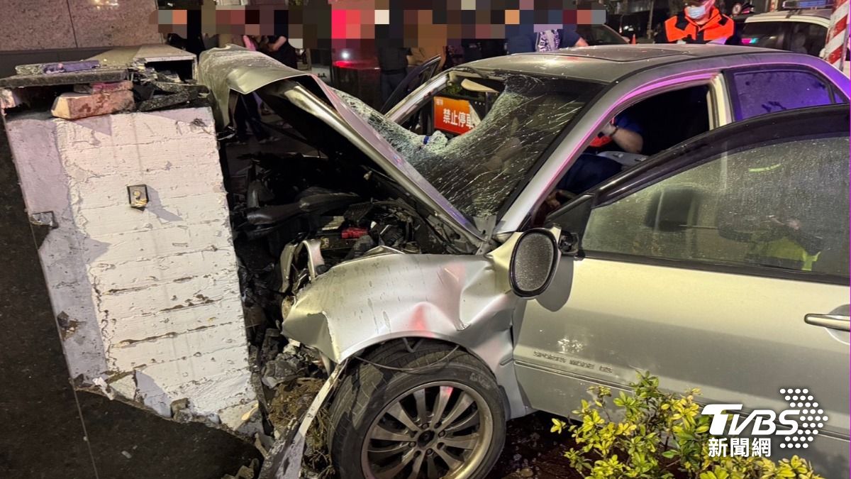 有片/高雄轎車酒駕高速撞圍牆「車頭全毀」 兄弟檔重傷送醫