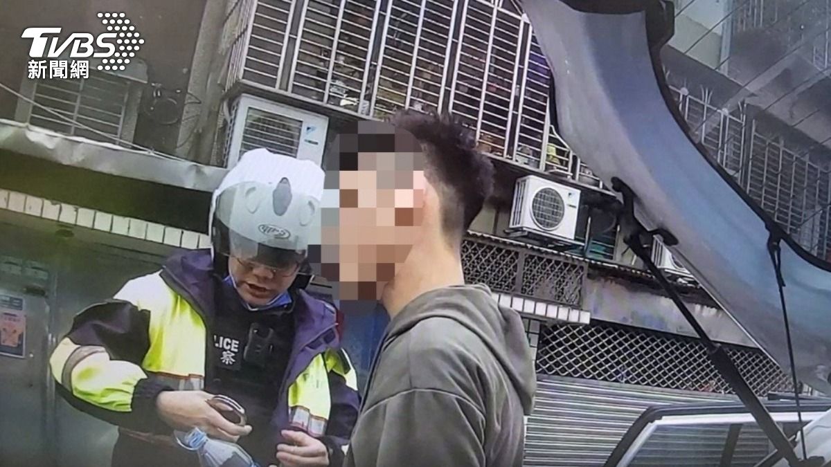 新北男疑毒駕!路邊爆睡「警到了才驚醒」 被搜出百包毒咖啡