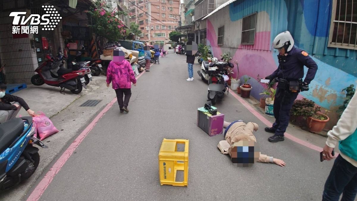 有片/離奇!新北女騎車進小巷 突遭傾倒床墊「擊落」