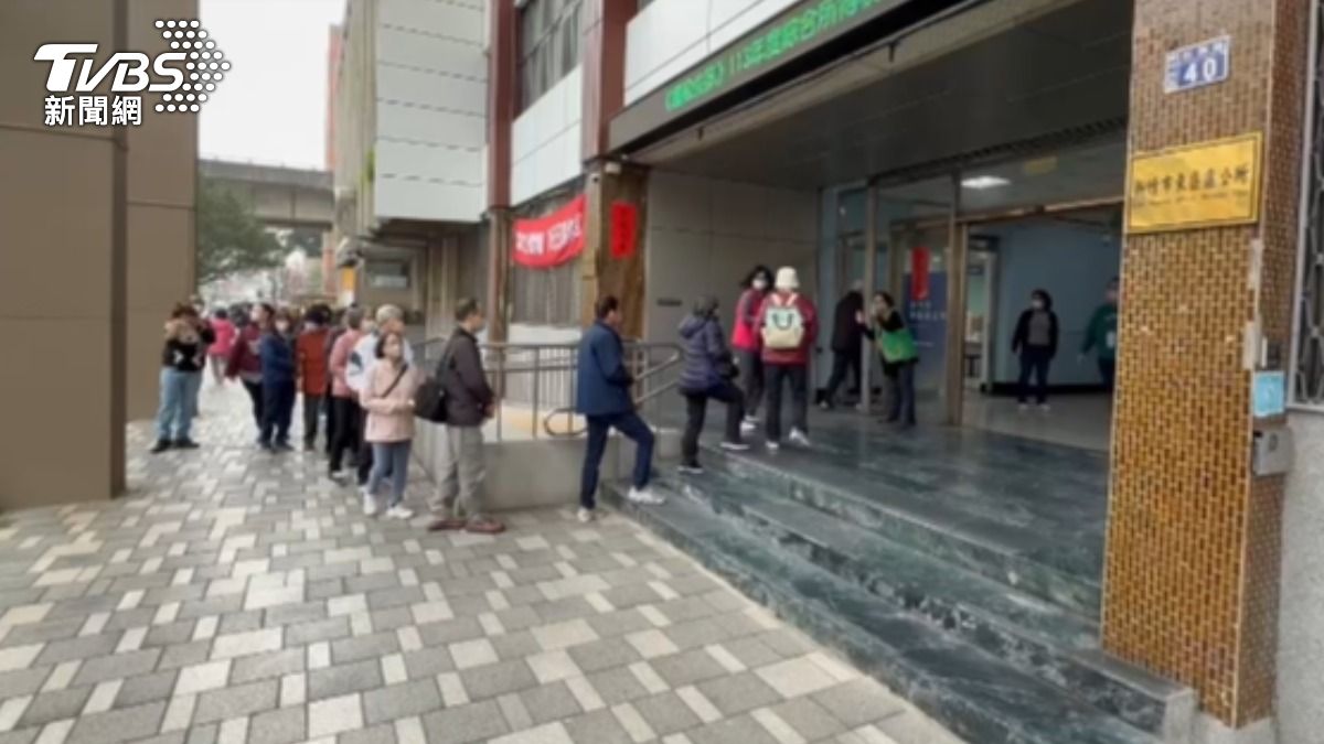 新竹市東區衛生所湧現排隊人潮。（圖／TVBS）