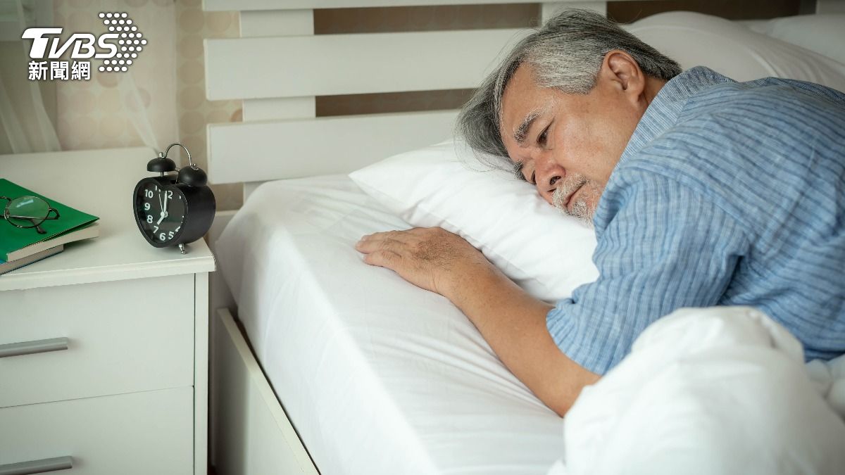 長者吃安眠藥再沒醒來!台大醫曝「5大警訊」:猝死機率暴增