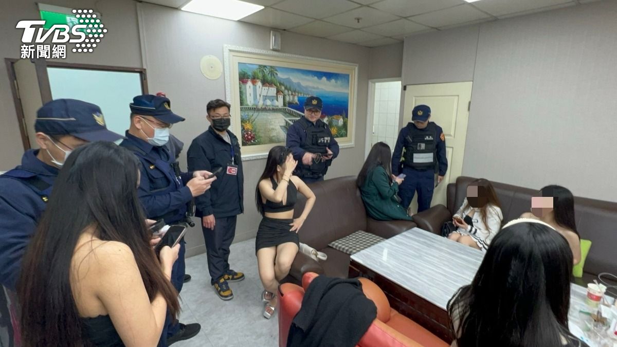 警方臨檢KTV、酒店，共查獲2名逾期居留、5名非法工作的越南籍女子。（圖／TVBS）