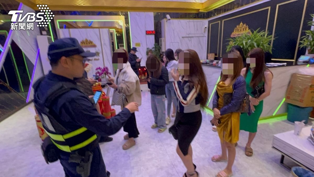 警方臨檢KTV、酒店。（圖／TVBS）