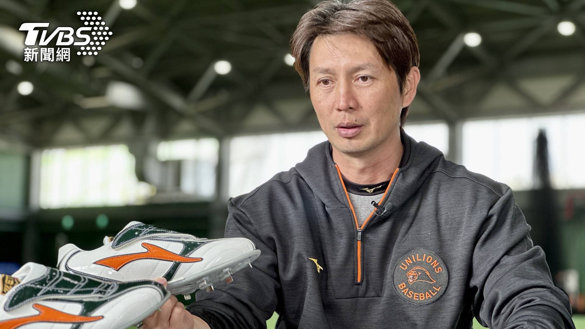 高志綱節目中帶來一雙從未穿過的釘鞋,原先是為了2019年新球季所準備。(圖_TVBS)