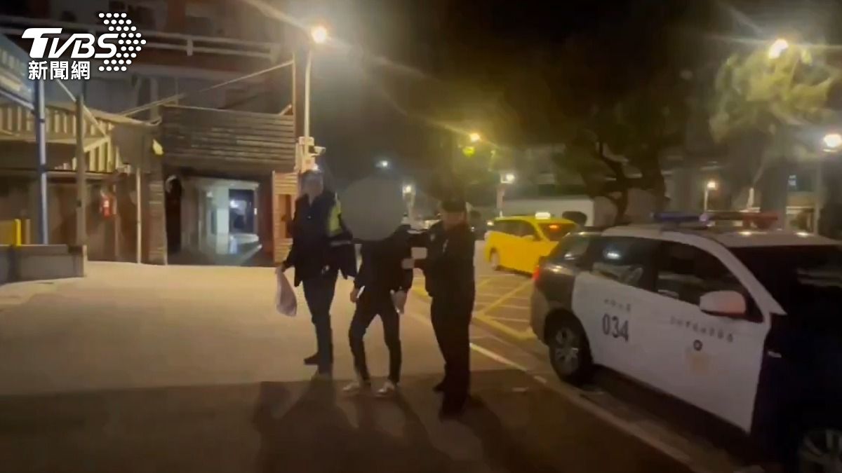 黃姓歹徒被警方逮捕,他供稱是受人委託。(圖/TVBS)