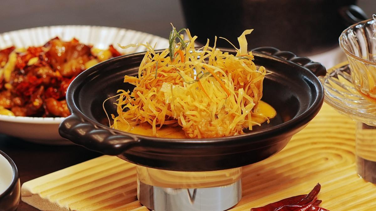鄭智善與開飯川食堂聯名推出〈麻辣奶油金絲蝦球〉。（圖／業者提供）