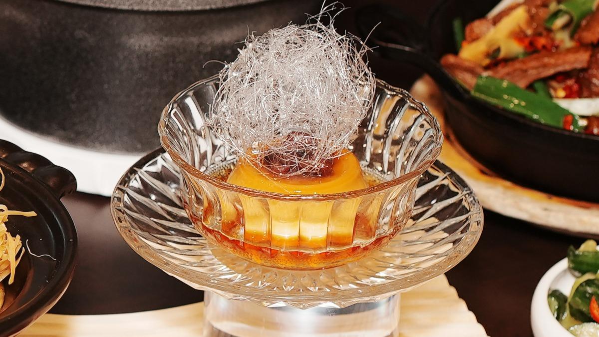 鄭智善與開飯川聯名推出〈鳥巢焦糖南瓜布丁〉。（圖／業者提供）