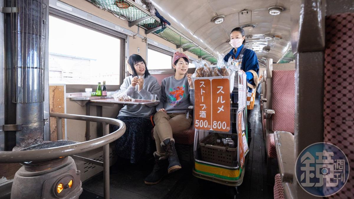 【日本東北遊3】炭爐、烤魷魚、清酒!搭津輕鐵道暖爐列車穿越時光隧道 感受青森冬日懷舊之旅