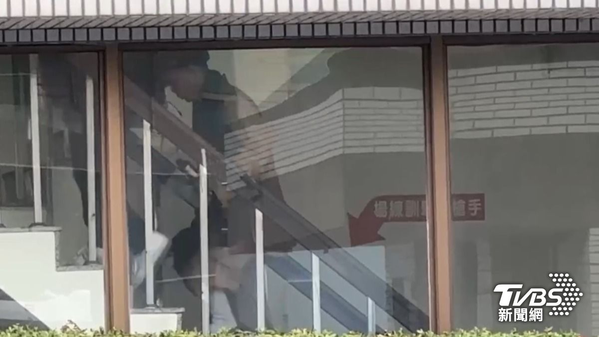 通法寺住持釋煌智被帶到南機站進行偵訊。（圖／TVBS）