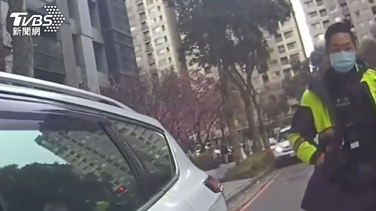 林口星巴克櫻花盛開,警取締違停開罰。(圖/TVBS)