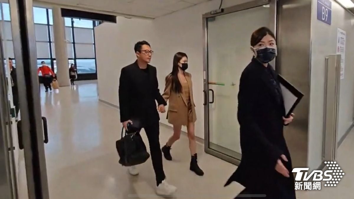 汪小菲緊牽著老婆。(圖/TVBS)