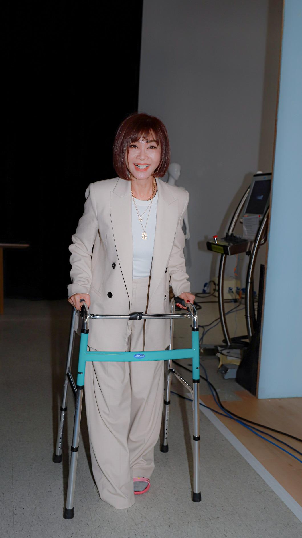 陳美鳳推助行器進場。(圖/民視提供)