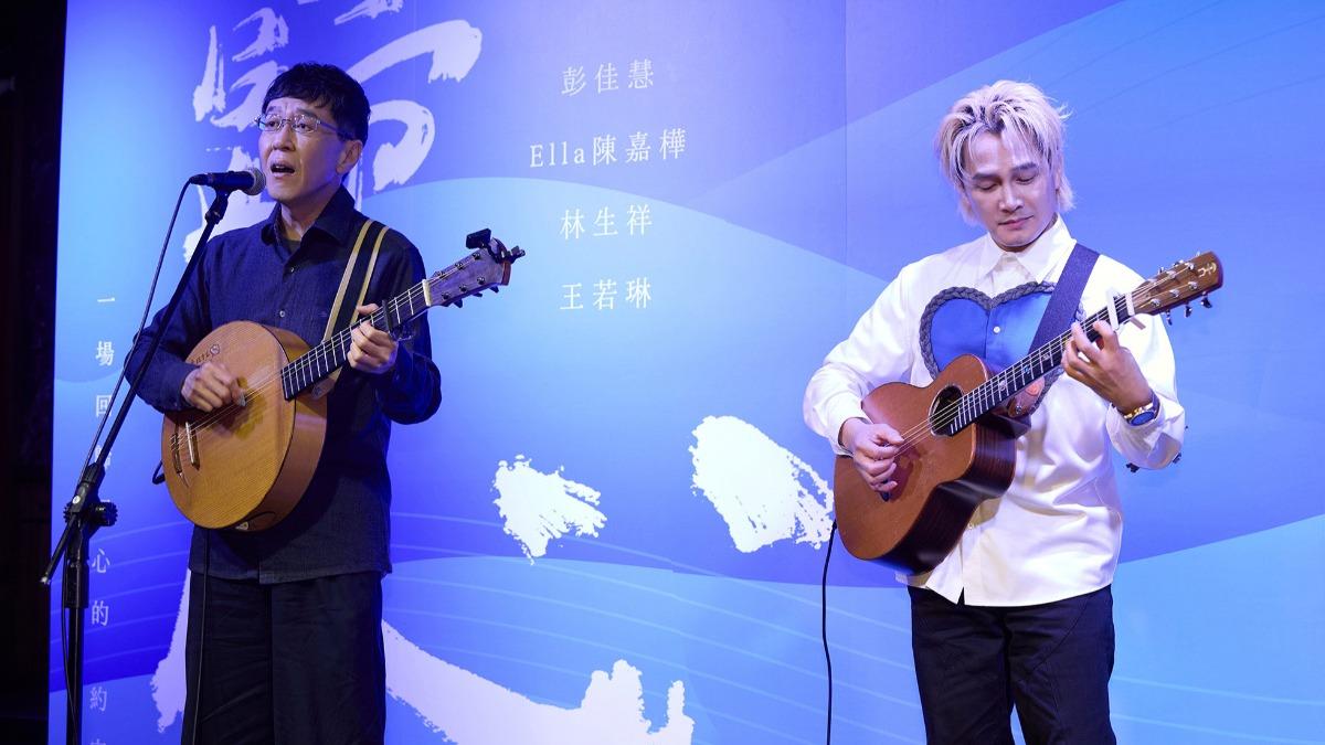 羅文裕(右)是此次演唱會策劃人,曾在記者會上替林生祥伴奏。(圖/客家委員會提供)