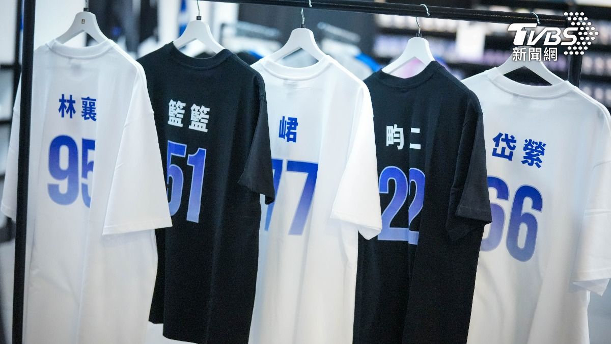 業者量身訂做為推出每位啦啦隊專屬法袍。(圖/華子琛攝)