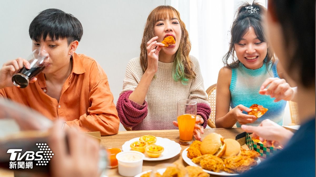 40歲女聚餐狂嗑送急診!一查「肚子都是胃」慘住院5天