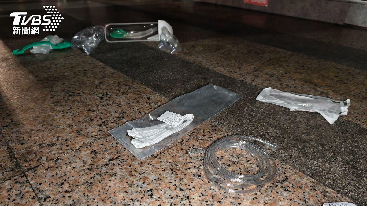 救護人員趕抵後趕緊對王男進行CPR,並迅速將他送往台北馬偕醫院急救。(圖/陳冠宇攝)