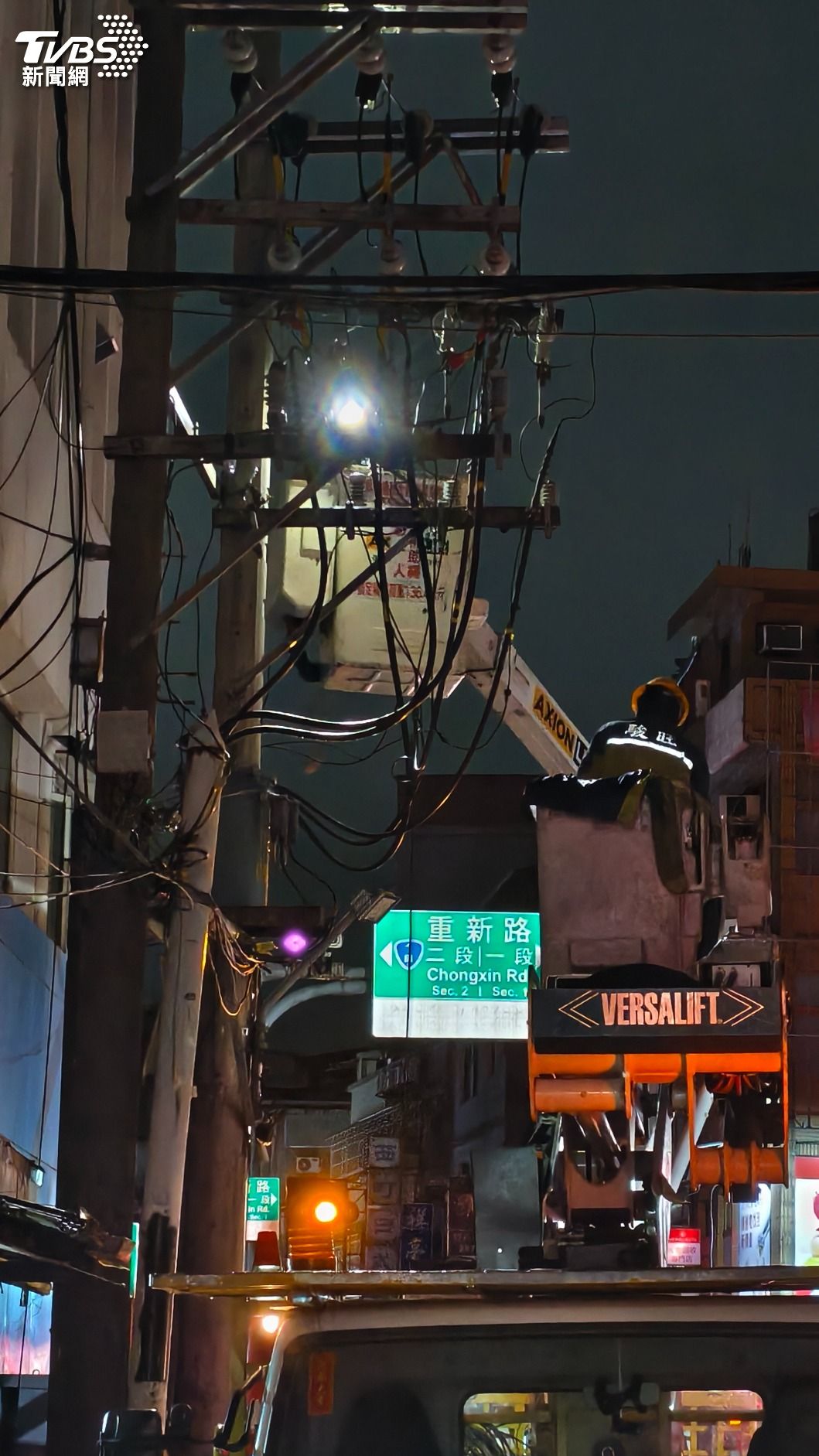 確認現場無安全疑慮後,台電外包廠商繼續高壓設備更換。(圖/陳冠宇攝)