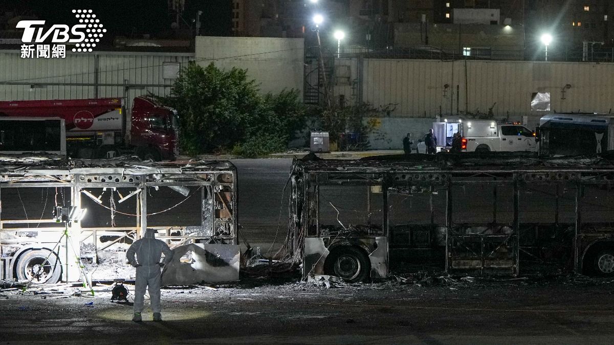 以色列疑遇恐攻!3巴士爆炸「車體全毀慘剩骨架」 全國巴士停開