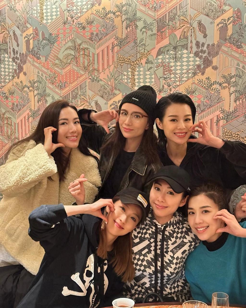 「胡說八道會」由胡杏兒、胡定欣、黃智雯、姚子羚、李施嬅及胡蓓蔚組成。(圖/翻攝自IG@selenaleelalee)