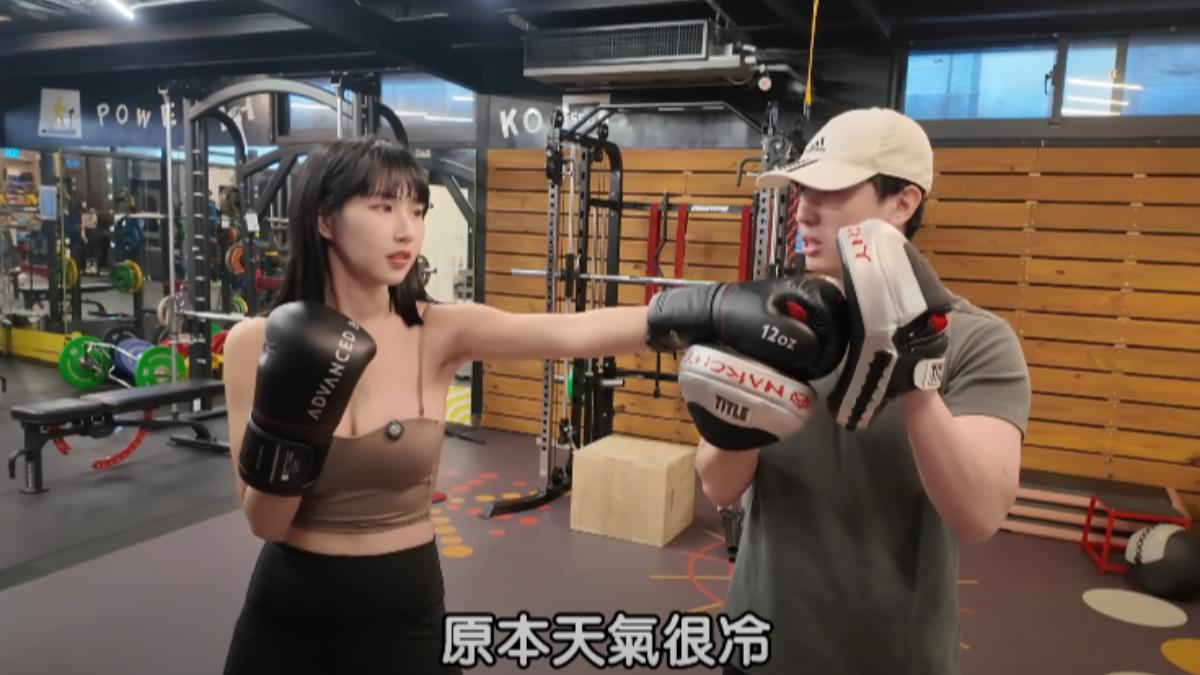 後來直接脫到剩下小可愛。(圖/翻攝自郭芳岑 Una YouTube)