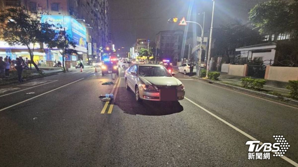 54歲許姓女子行走斑馬線時,遭車撞倒後又被輾過。(圖/TVBS)