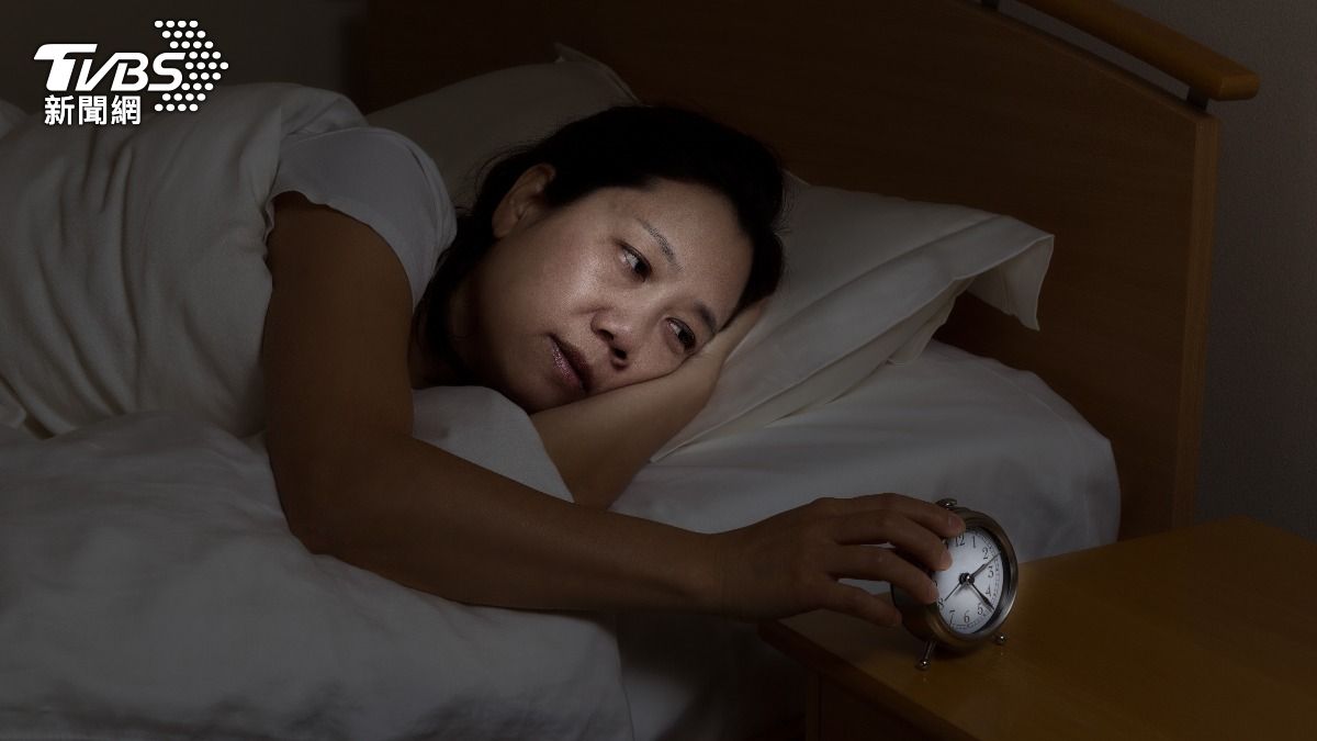 一覺到天亮不代表睡得好!醫曝「醒了又睡」大腦垃圾才掃光