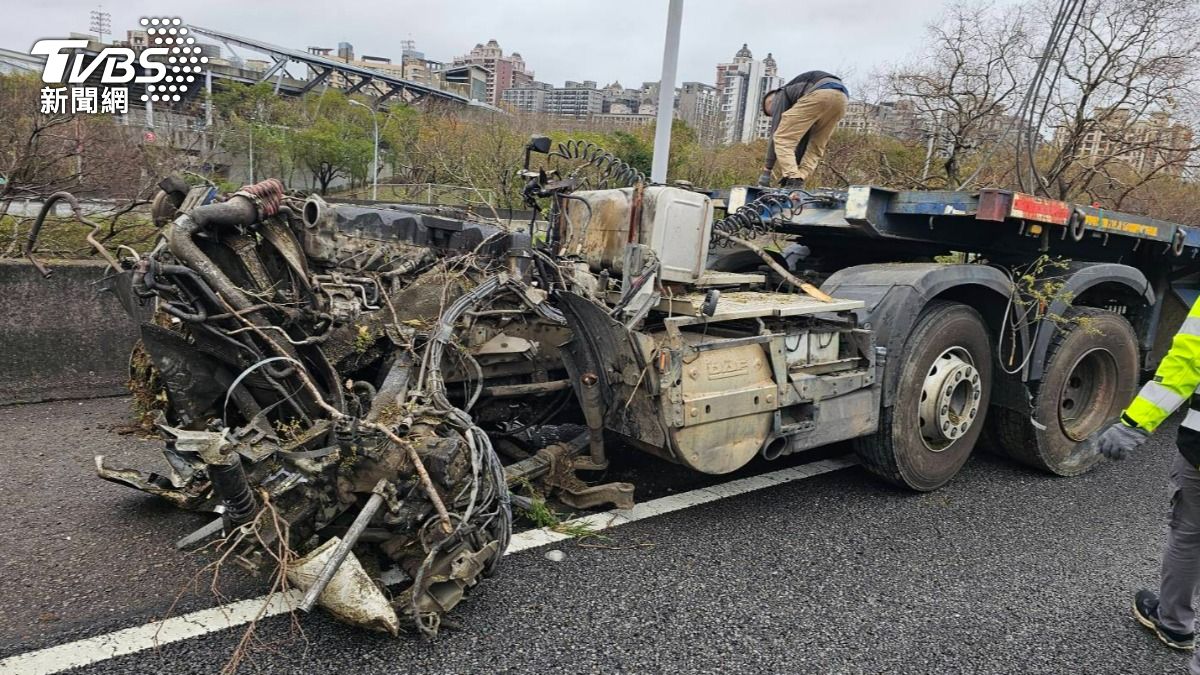 國1竹北車禍!駕駛疑精神不濟自撞 整輛聯結車翻落邊坡畫面