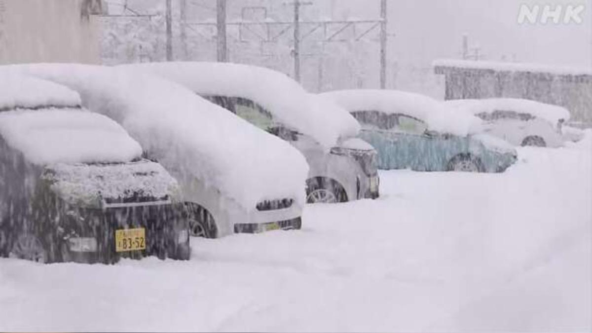 日本強烈寒流發威,青森積雪5公尺創史上第2高。(圖/翻攝自NHK)