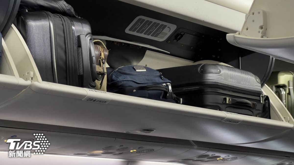 座位上方的行李空間並不屬於下方的乘客。(示意圖/達志影像shutterstock)