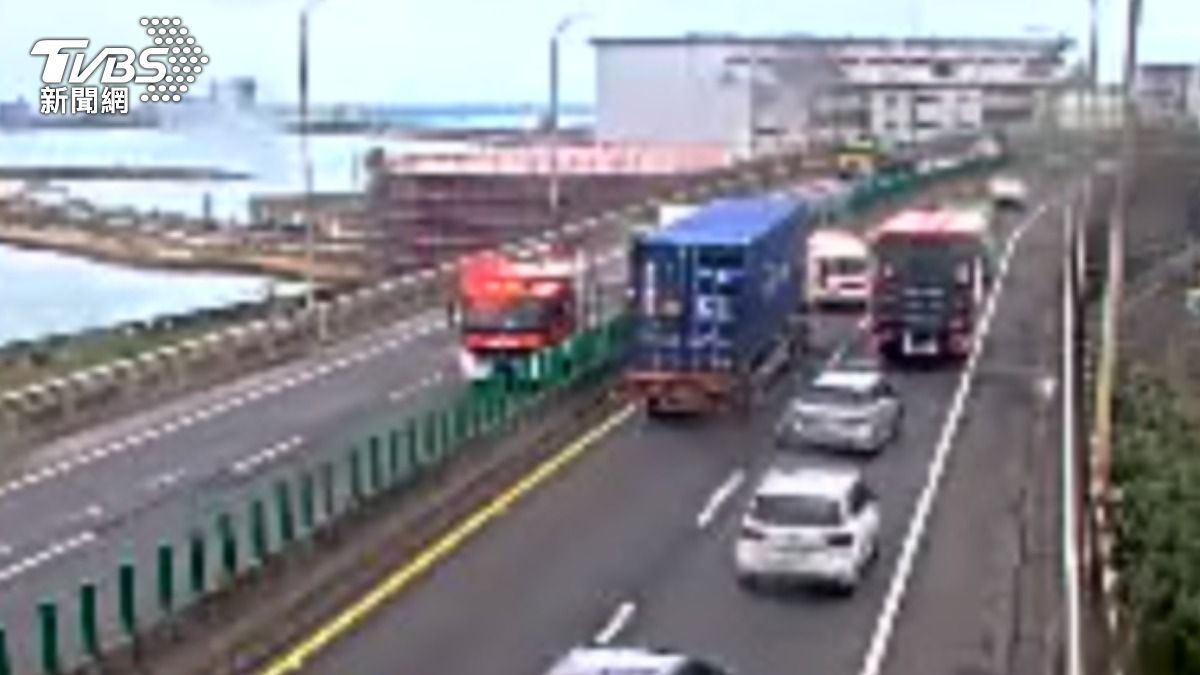 快訊/台61線南下15K砂石車爆胎 自撞護欄人摔飛對向車道險遭輾