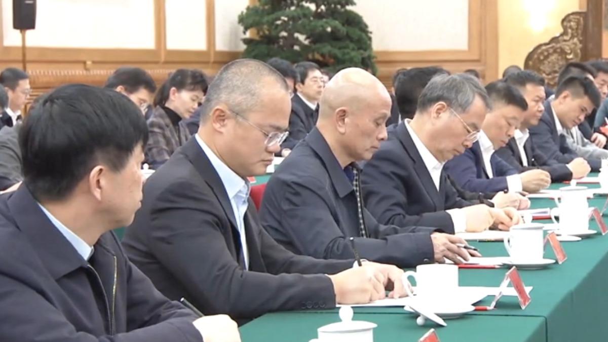 與習近平座談 陸民企老闆正襟危坐勤筆記(圖/CCTV+)