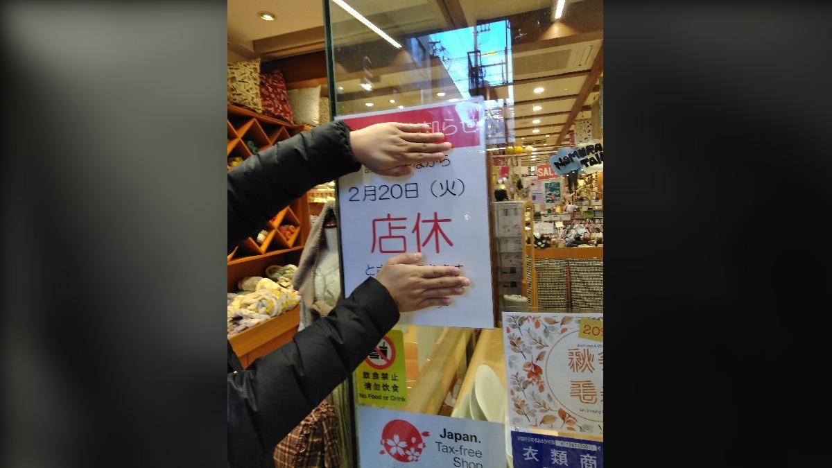 原PO的台灣友人大膽的用雙手遮住多餘的文字。(圖/翻攝自X @end2048)