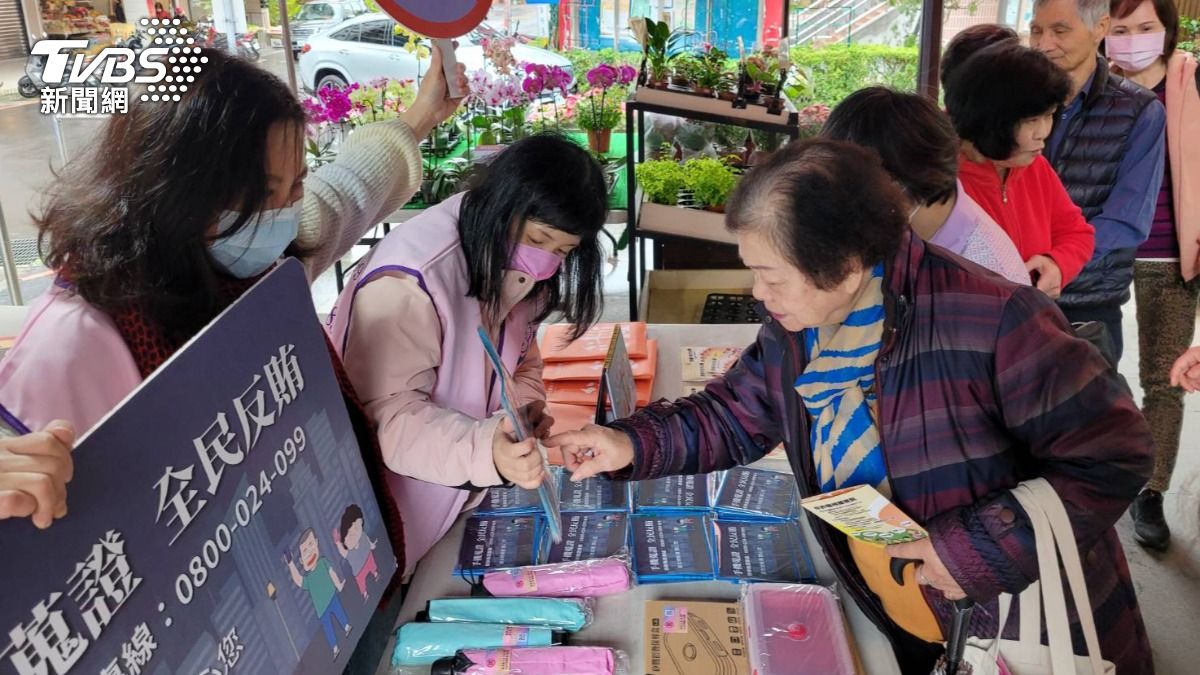 北檢前進深坑宣導反賄選、反詐。（圖／TVBS）