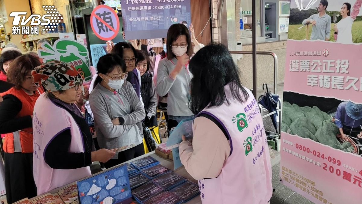 北檢前進深坑宣導反賄選、反詐。（圖／TVBS）